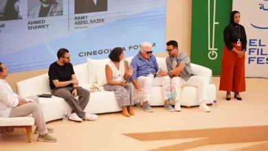 حسين فهمي: أحمد زكي حاول قتل محمد خان بمسدس خلال كواليس موعد على العشاء
