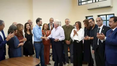 حسين فهمي يكرم صناع فيلم "القصص" بجائزة مهرجان طريق الحرير في الصين