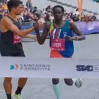 خطأ من العدّاء كاد يكلّفه السباق.. ومنافسه يفاجئ الجميع بتصرف غير متوقع