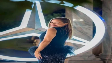 ريا أبي راشد تتألق بفستان أسود مزين بالريش والتطريزات الفضية