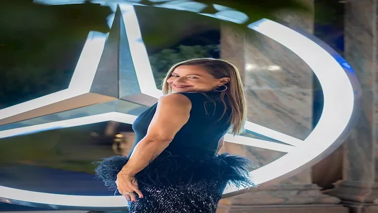 ريا أبي راشد تتألق بفستان أسود مزين بالريش والتطريزات الفضية