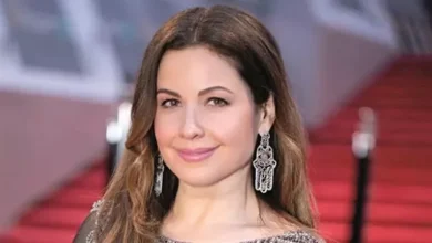 ريا أبي راشد تتألق بفستان ريش وأحمر شفاه جريء في إطلالة مميزة