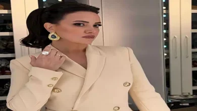 ريهام عبد الغفور تتألق بإطلالة جذابة في البرجندي اللامع