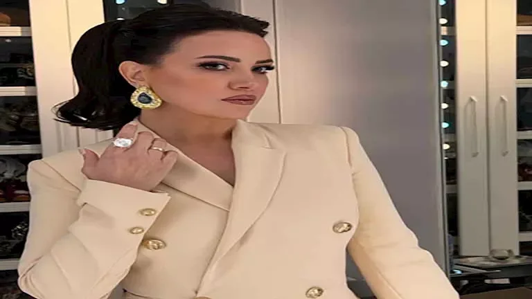 ريهام عبد الغفور تتألق بإطلالة جذابة في البرجندي اللامع