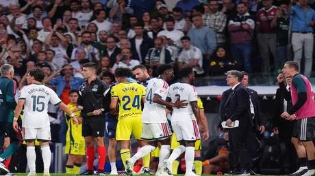 شاهد: فينيسيوس يسحب شعر منافسه في لقطة مثيرة