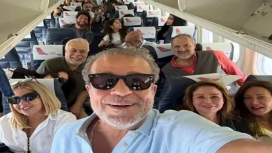 شريف منير يشارك صوراً مع نجوم الفن في الطائرة متجهين للجونة