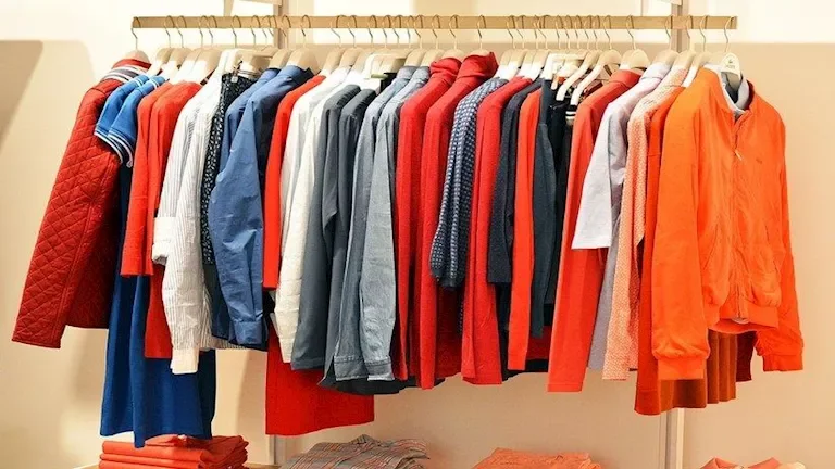 طرق مبتكرة لتنسيق القطع الأساسية في خزانة الملابس لإطلالات متنوعة