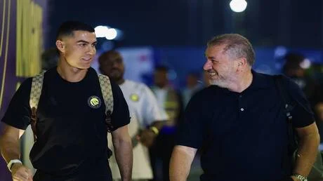 فتاة تثير اهتمام رونالدو قبل مباراة النصر ونيوم (فيديو)