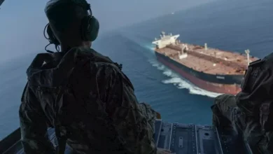 قائد القيادة المركزية الأمريكية يصل مضيق هرمز بطائرة هليكوبتر 5 قائد القيادة المركزية الأمريكية يصل مضيق هرمز بطائرة هليكوبتر