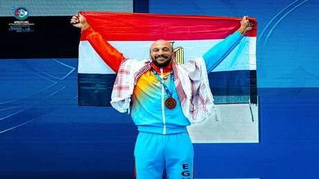 كرم جابر يوجه رسالة للرئيس المصري بعد تحقيقه ذهبية العالم في مصارعة الرواد (فيديو)