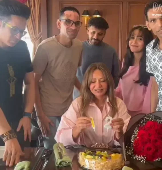 ليلى علوي تحتفل بذكرى 12 عاماً على تأسيس جروب "الليلاوية"