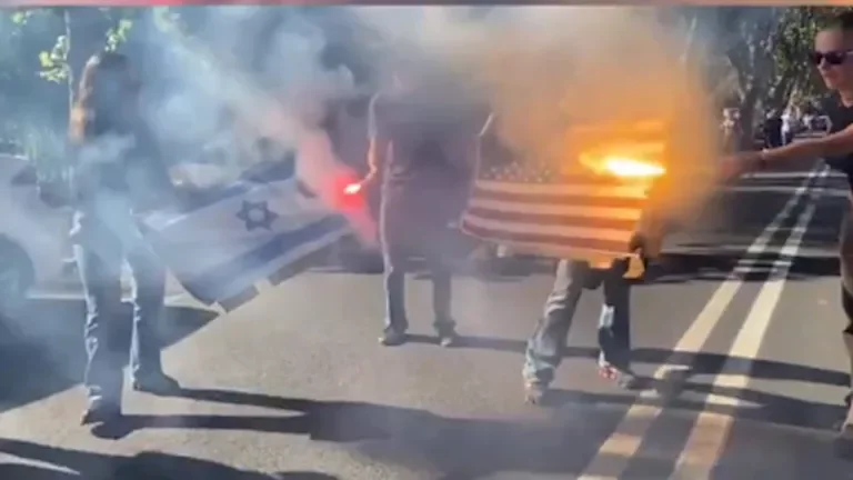 متظاهرون في إيطاليا يحرقون علمي إسرائيل وأمريكا خلال احتجاجات