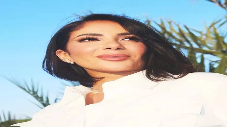 منى زكي تتألق بـ"شورت" أمام حمام السباحة وغادة عادل ترد - صور