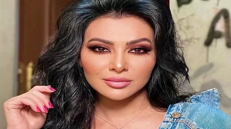 ميرهان حسين تبرز بإطلالة أنيقة بصيحة "البولكا دوت"