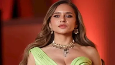 ناقد موضة يشارك رأيه في إطلالة نيللي كريم خلال أسبوع الموضة بباريس