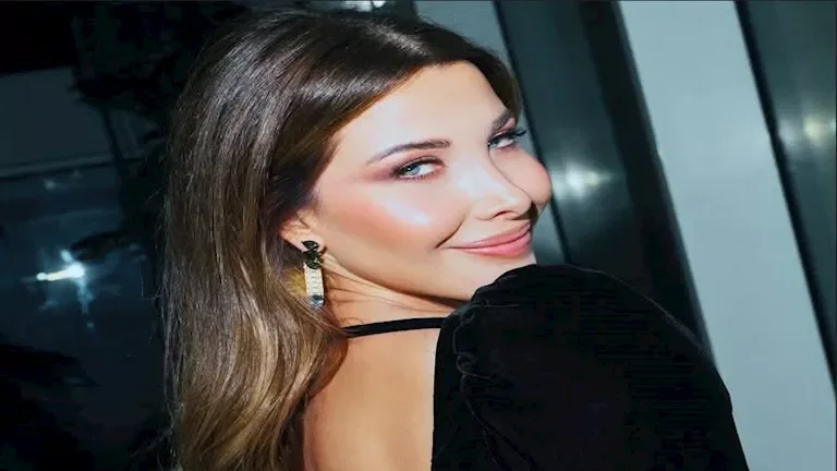 نانسي عجرم تتألق بفستان مخمل أنيق وجذاب