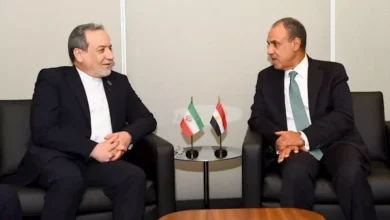 وزير الخارجية العراقي يطالب نظيره الإيراني بتهدئة التوترات الإقليمية