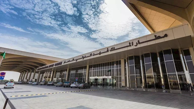 وفاة مقيم وإصابة 8 أشخاص في اعتداء على مطار الملك فهد بالدمام